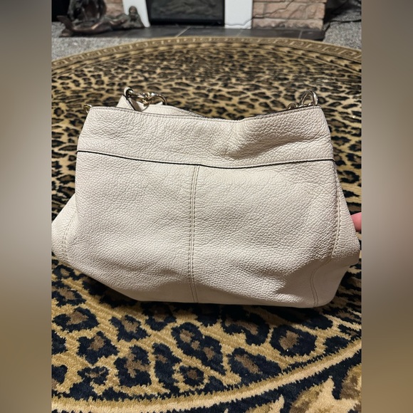 100% Authentic Coach white leather purse.  Very good condition.  Smells like new - Picture 12 of 13